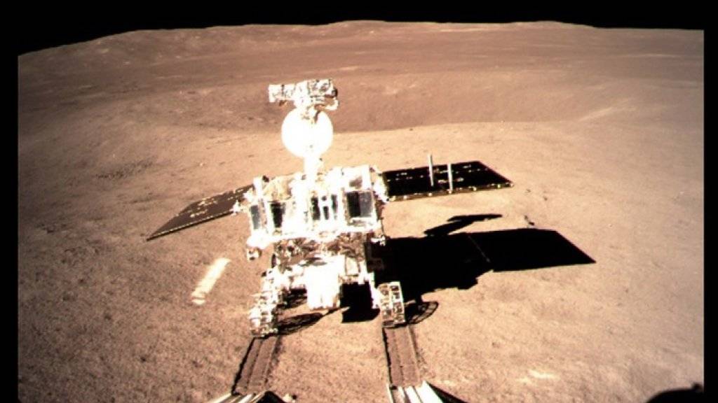 Hat die ersten Spuren auf der Rückseite des Mondes hinterlassen: der chinesische Roboter «Jadehase 2» ist für eine Erkundungstour losgerollt.