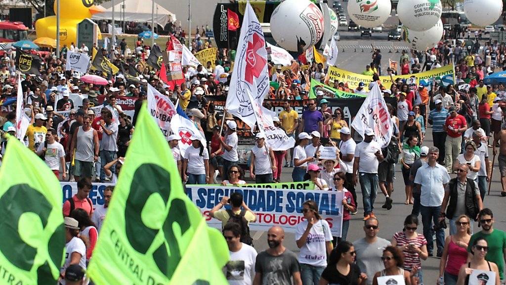 Der Generalstreik richtet sich gegen eine Arbeitsmarktreform der Regierung von Präsident Michel Temer, die eine Ausweitung von Arbeitszeiten und die Zahlung von Kosten bei Arbeitsprozessen durch die Angestellten  vorsieht.