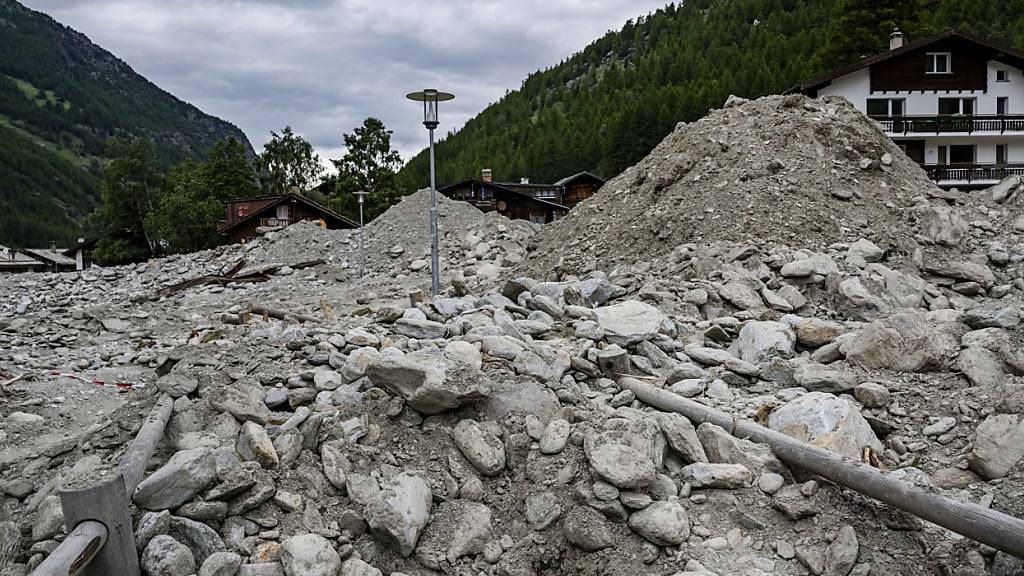 Entlang des Triftbachs in Saas-Grund türmen sich die Geröll- und Schlammmassen: Die Aufräumarbeiten werden nach Einschätzung der Gemeinde Monate dauern.