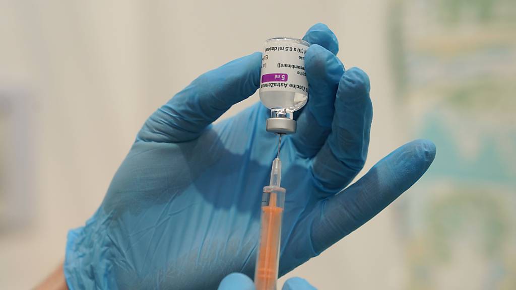 ARCHIV - Medizinisches Personal befüllt eine Spritze mit dem Corona-Impfstoff von Oxford/Astrazeneca im NHS Nightingale Hospital North East. Foto: Owen Humphreys/PA Wire/dpa