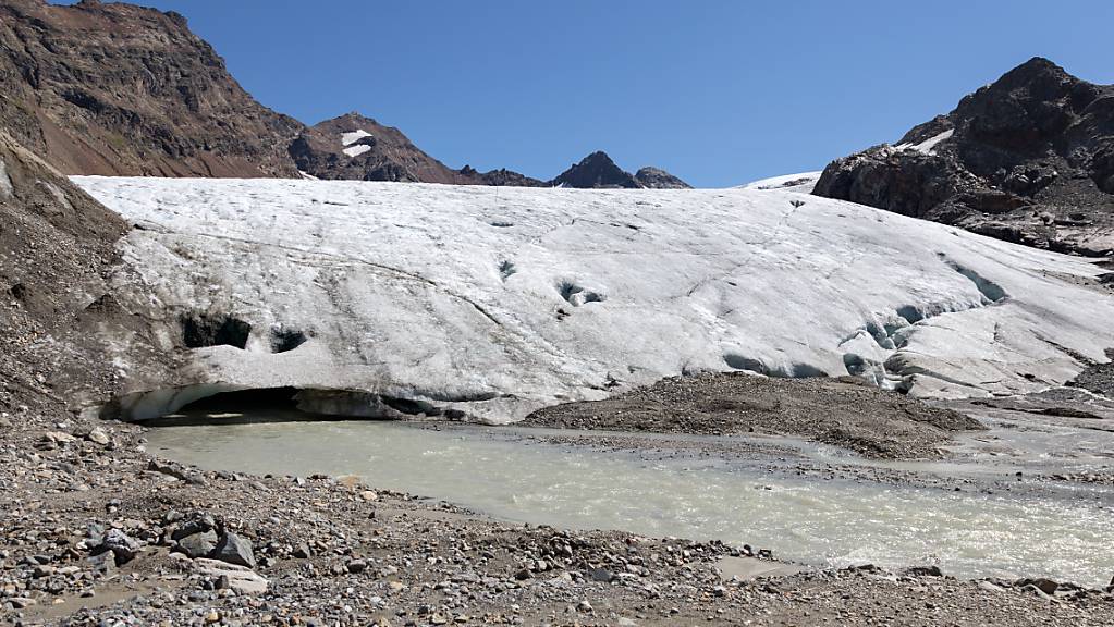 Der Klimawandel ist in Graubünden in Form von schmelzenden Gletschern durchaus greifbar. Mit Massnahmen im Umfang von 1,8 Milliarden Franken will die Bündner Regierung dagegenhalten. (Archivbild)