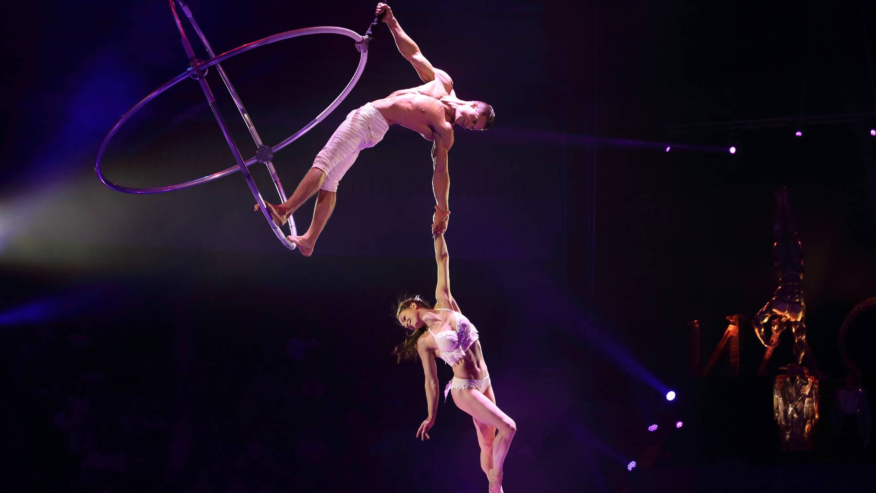 Akrobaten bei einer Vorstellung der aktuellen Knie-Tournee