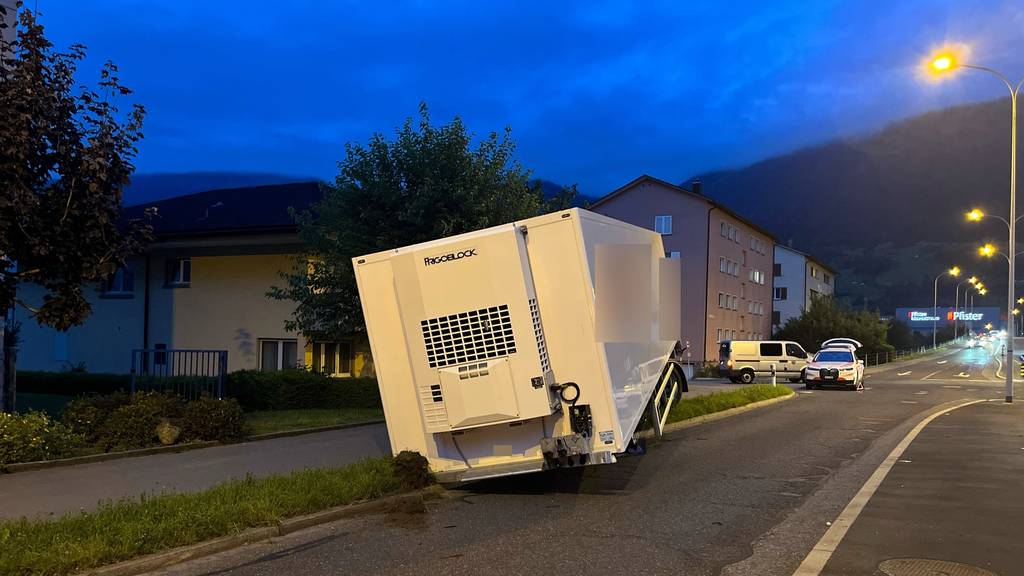 Auflieger löst sich von Sattelschlepper und bleibt auf Trottoir stehen