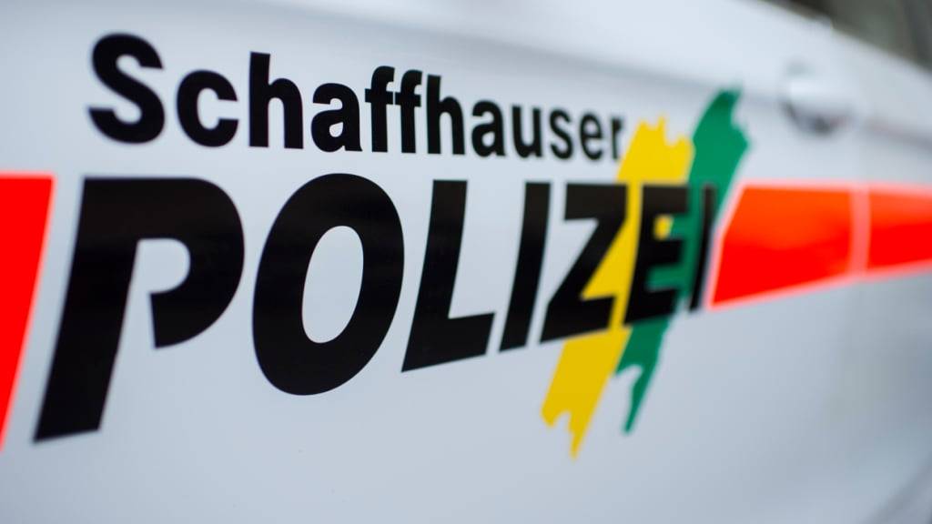 Ein Polizist der Schaffhauser Polizei wurde am Sonntagabend von einer 29-jährigen Frau in die Hand gebissen. (Symbolbild)