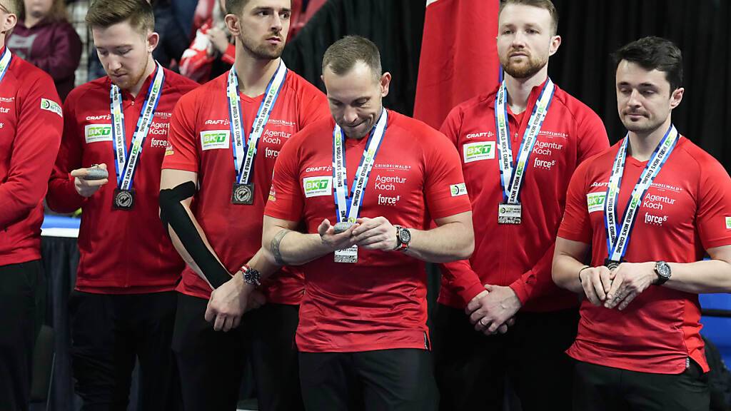 Gemischte Gefühle bei den Schweizer Curlern nach dem verlorenen WM-Final