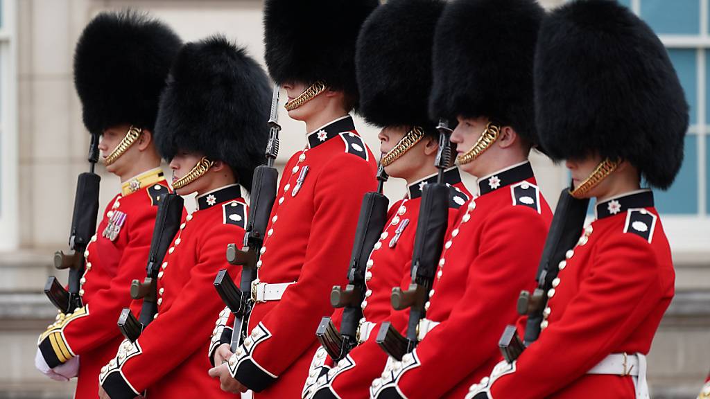Zum ersten Mal seit dem Ausbruch der Corona-Pandemie findet der Wechsel der Wachen vor dem Londoner Buckhingham Palace wieder auf traditionielle Weise mit Publikum statt. Foto: Yui Mok/PA Wire/dpa