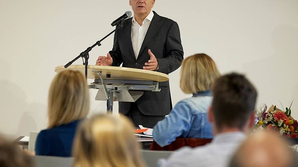 Bundeskanzler Olaf Scholz (SPD) hält eine Rede beim SPD-Unterbezirksparteitag im GINN-Hotel in Teltow. Foto: Jörg Carstensen/dpa