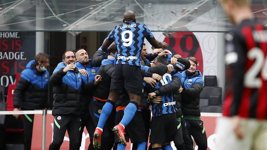 Grosser Jubel von Inter im Derby: Dank dem Sieg steht der Club alleine an der Tabellenspitze.