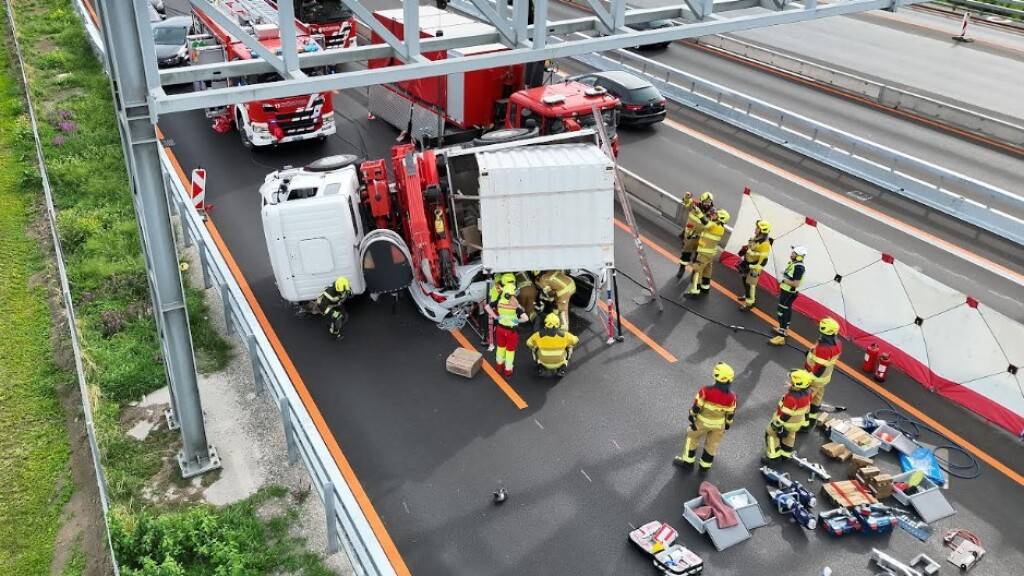 Schleudernder Lastwagen kippt auf A4 bei Hünenberg ZG auf Auto