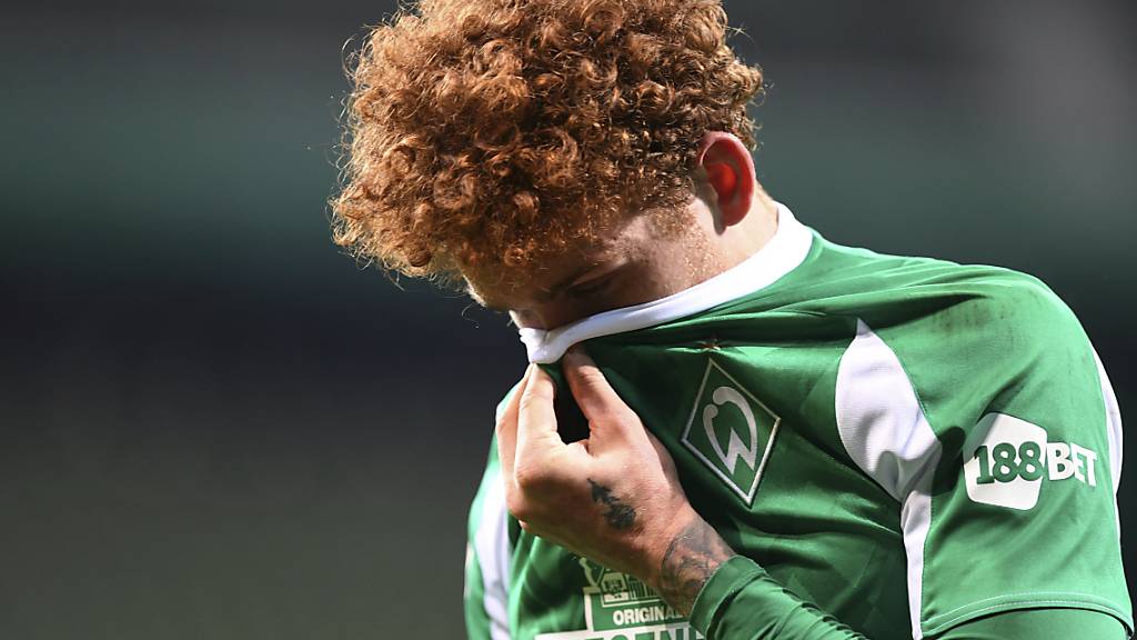 Werder Bremens Josh Sargent zeigt, wie es wohl allen anderen Bremern geht.
