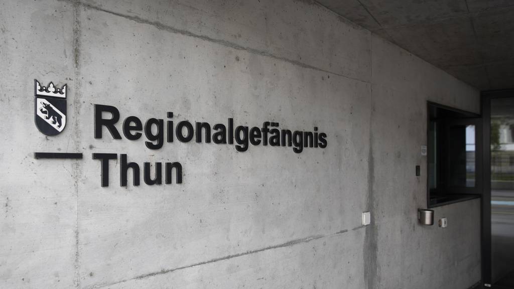 Im Regionalgefängnis Thun sollen die Haftbedingungen verbessert werden.