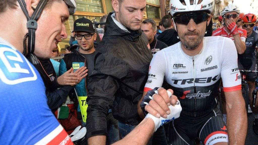 Ein enttäuschter Fabian Cancellara gratuliert im Ziel dem Franzosen Arnaud Démare, Gewinner der 107. Austragung des Klassiker von Mailand nach Sanremo