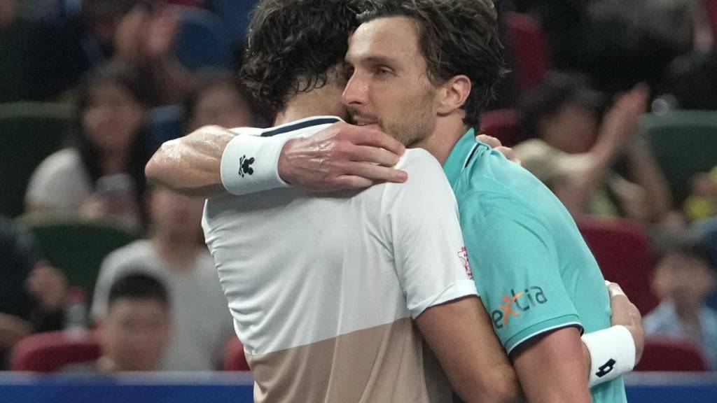 Herzliche Umarmung der Cousins: Valentin Vacherot (li) gewinnt mit einem Finalsieg gegen Arthur Rinderknech sensationell das Masters-1000-Turnier in Schanghai