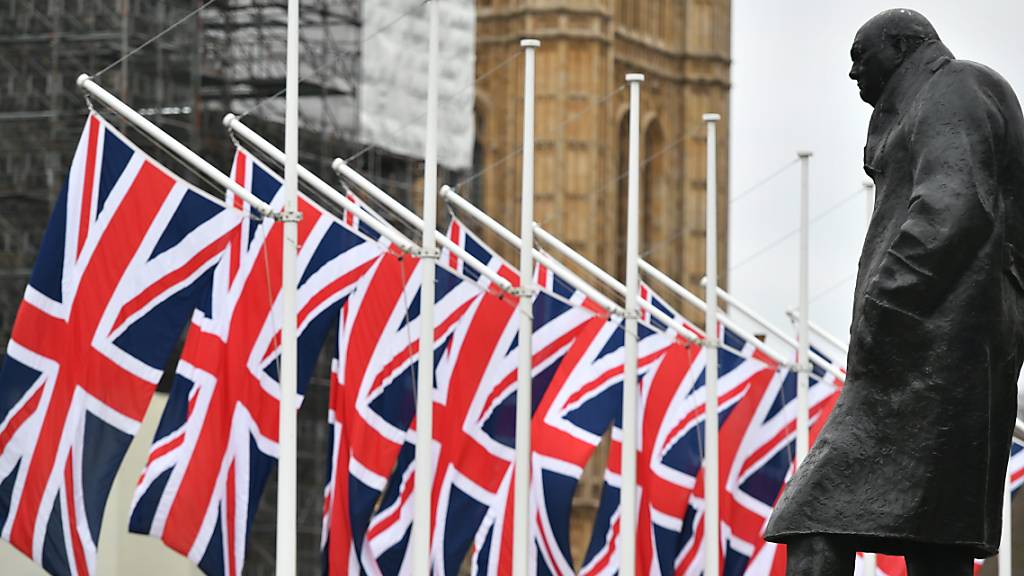 ARCHIV - Die Winston-Churchill-Statue und die britischen Flaggen auf dem Parliament Square. (zu dpa «EU sieht keine Chance mehr für längere Brexit-Übergangsphase») Foto: Dominic Lipinski/PA Wire/dpa