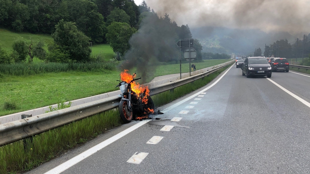 Zwei Fahrzeugbrände in Grüsch und Poschiavo