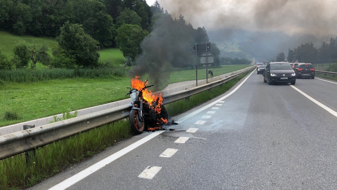 Zwei Fahrzeugbrände in Grüsch und Poschiavo