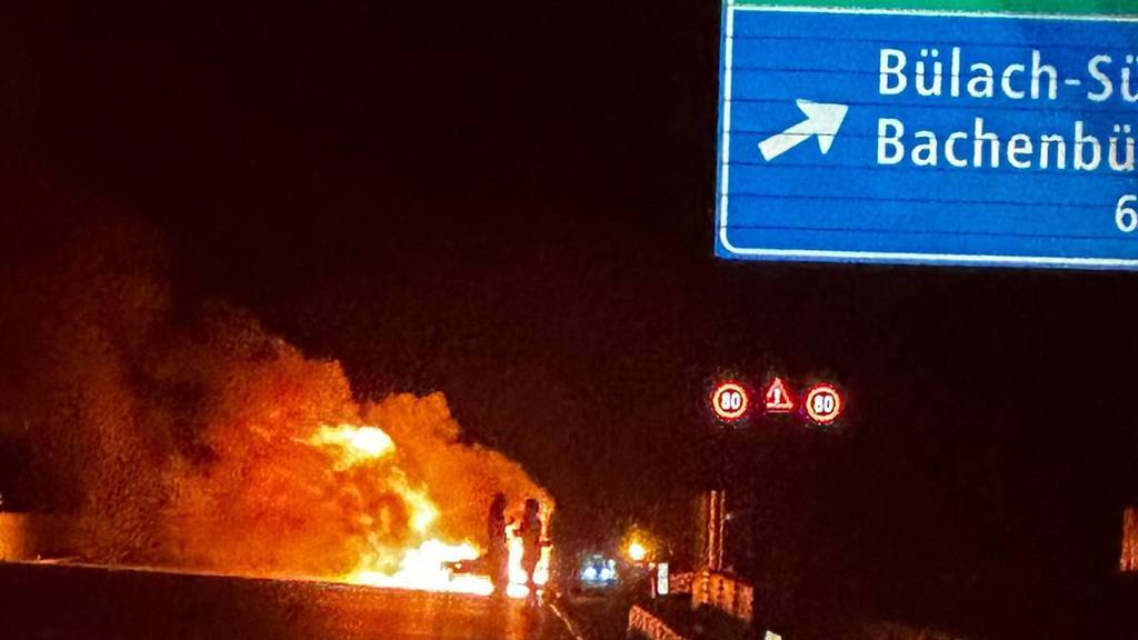 Auto geht auf der A51 in Bülach in Flammen auf
