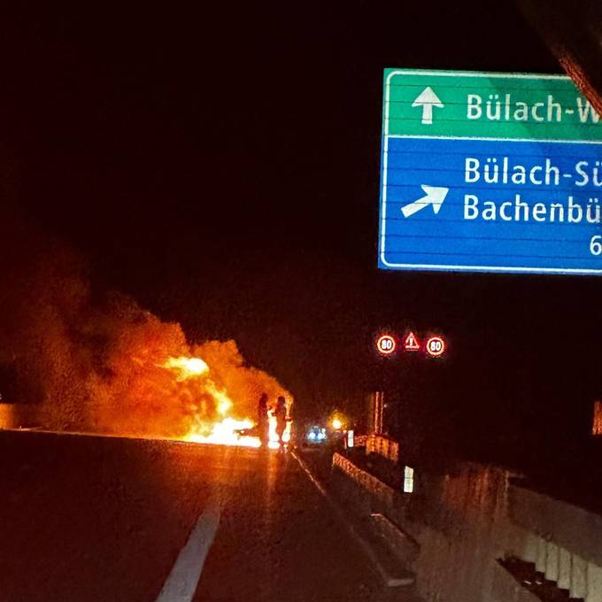 Auto geht auf der A51 in Bülach in Flammen auf