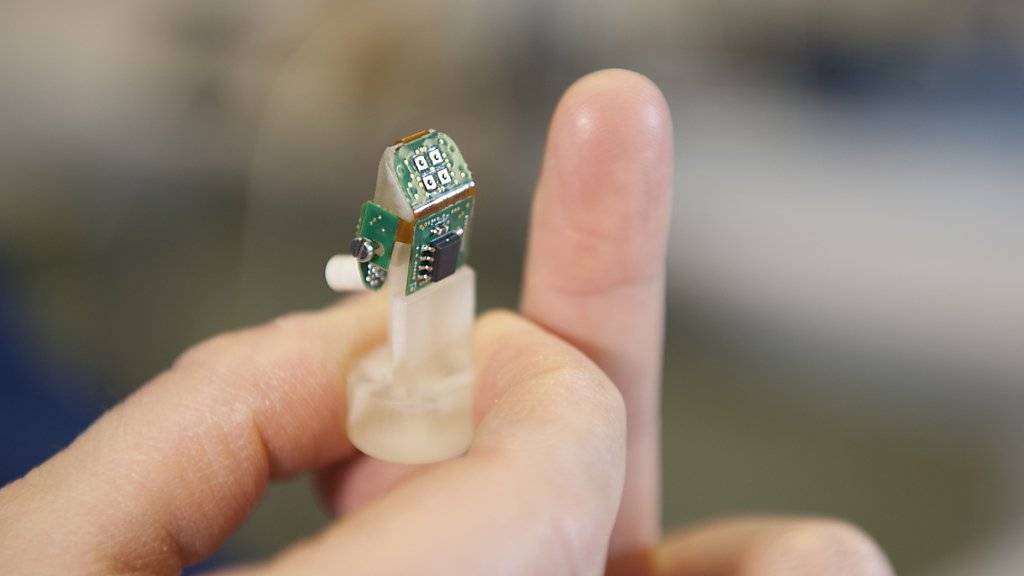 Fühlt fast wie die echte: Die von EPFL-Forschern entwickelte bionische Fingerspitze.