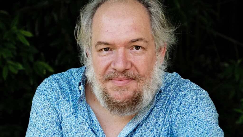 Der französische Autor Mathias Énard wird künftig hin und wieder im Walliser Städtchen Leuk anzutreffen sein. Denn er erhält den Spycher: Literaturpreis Leuk 2026, der mit Schreibaufenthalten in Leuk-Stadt verbunden ist.