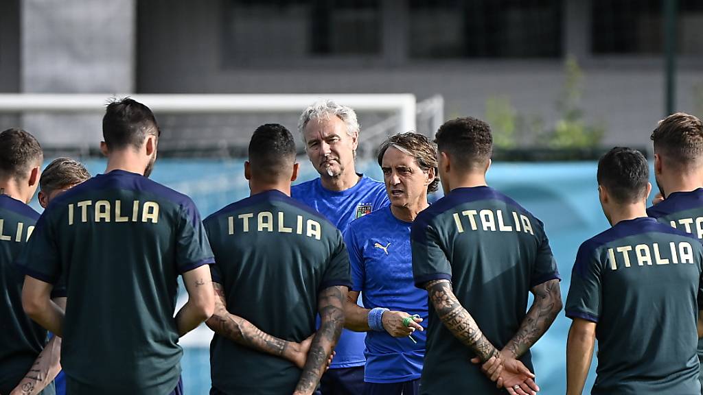 Italiens Trainer Roberto Mancini im Dialog mit seinen Schützlingen