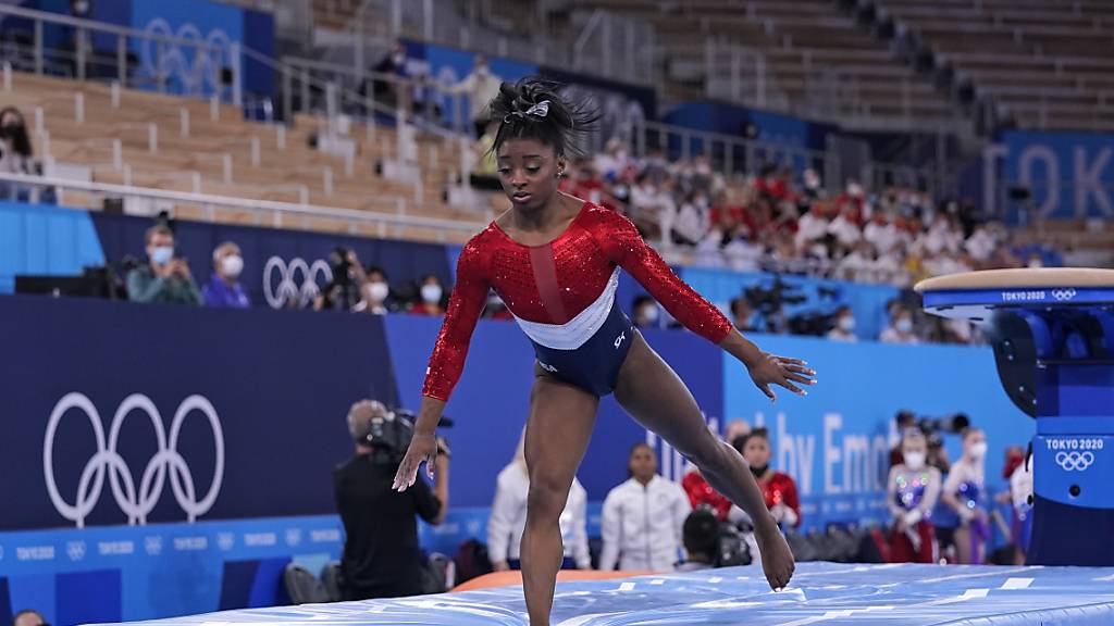 Ein seltenes Bild: Simone Biles stürzt beim Sprung beinahe