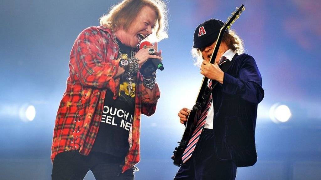 Axl Rose von Guns N' Roses (l) und Angus Young von AC/DC komponieren an einem neuen AC/DC-Album. 2016 hatte Axl Rose als Stellvertreter mit Youngs Band getourt. (Archivbild)