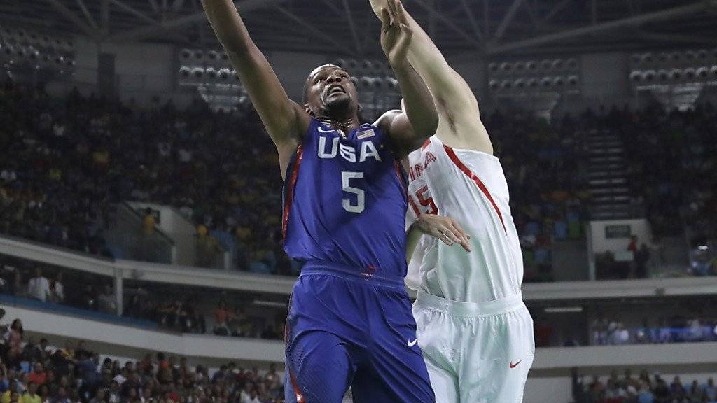 Nicht zu stoppen: US-Superstar Kevin Durant setzt sich gegen Chinas Zhou Qi durch