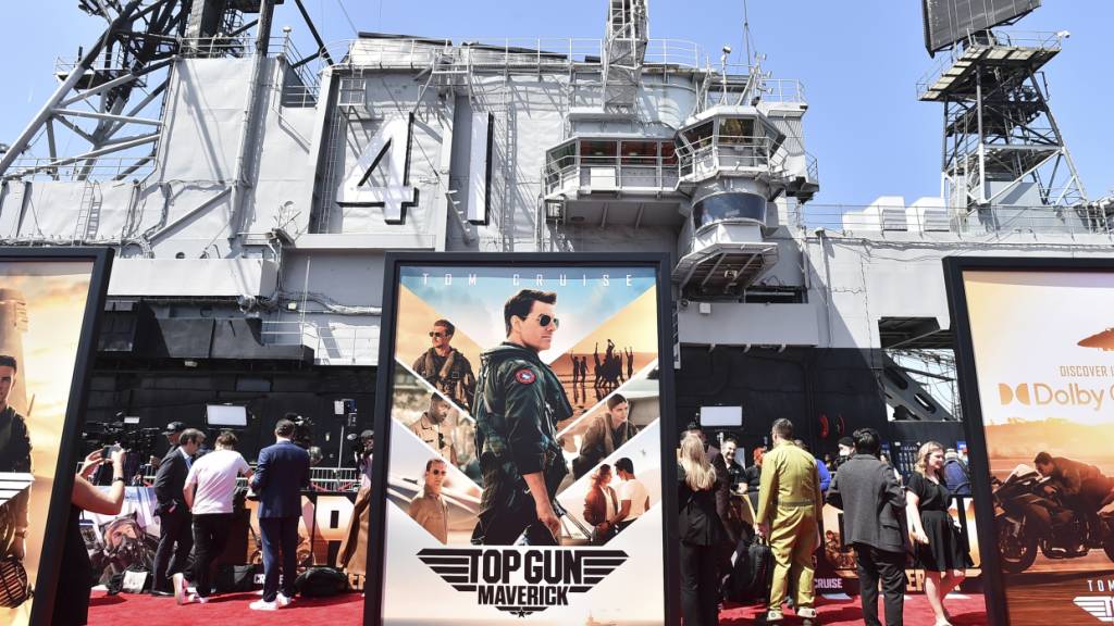 ARCHIV - Ein Blick auf den roten Teppich bei der Weltpremiere von «Top Gun: Maverick» auf der USS Midway in San Diego. Foto: Jordan Strauss/Invision via AP/dpa