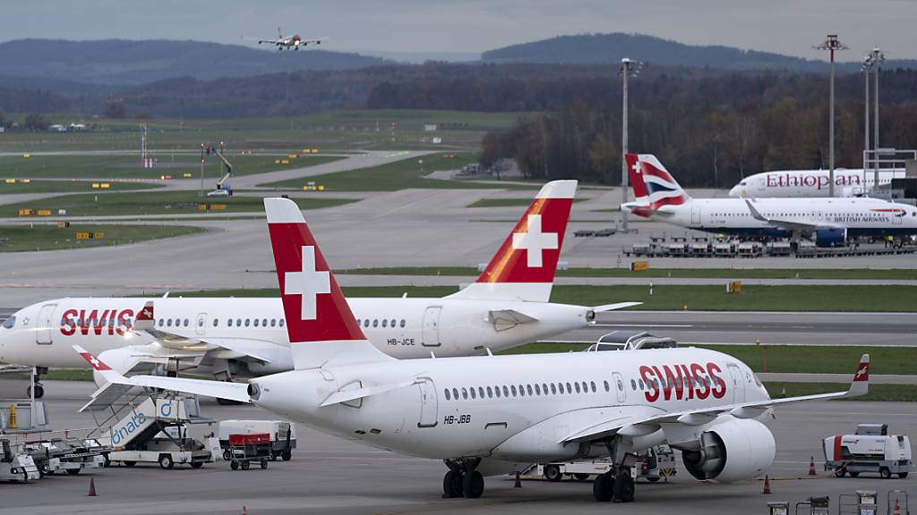 Die Swiss will mit erhöhten Tarifen für Inlandflüge ihre Nachhaltigkeitsziele vorantreiben. Konkret werden die Emissionen aus Punkt-zu-Punktverbindungen zwischen Zürich und Genf neu über nachhaltige Treibstoffe reduziert. (Archivbild)