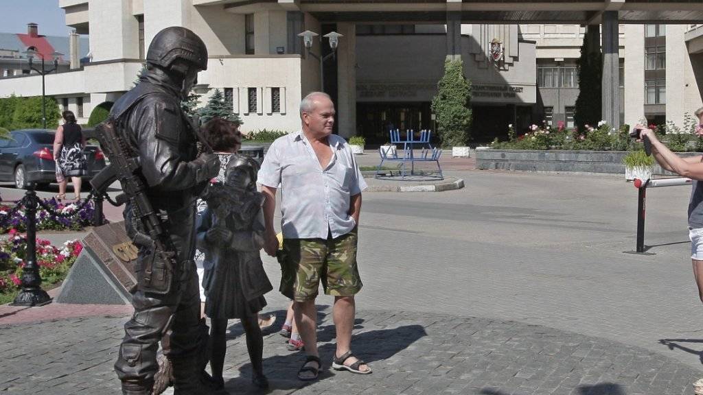 Bereits eine Attraktion: Krim-Bewohner lassen sich vor dem neuen Denkmal fotografieren. Offiziell wurde die Bronzeplastik durch Spenden finanziert.
