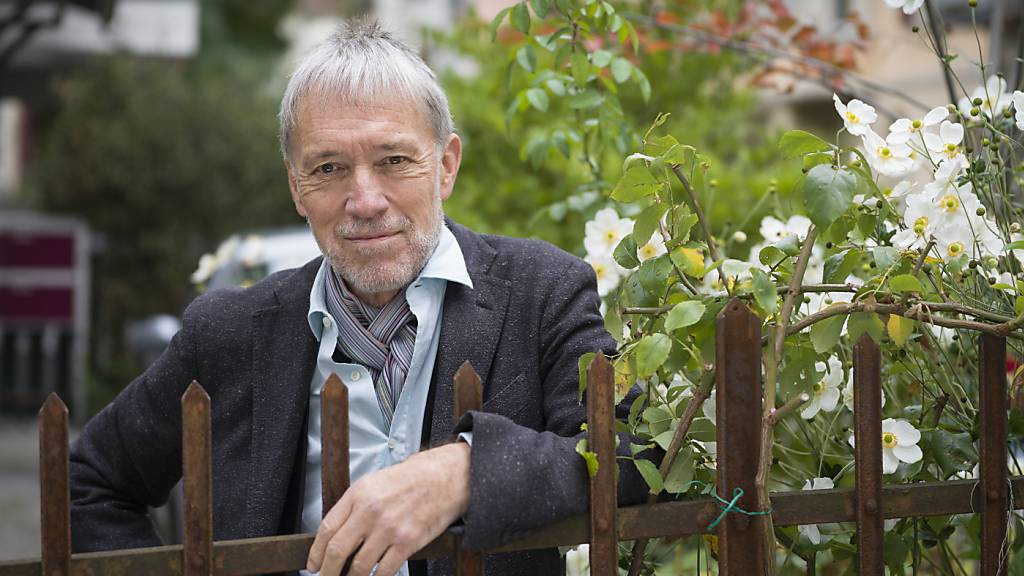 Der Autor Urs Faes erzählt von einem, der am Krankenbett seiner geliebten Ina ihre Lebensgeschichte ganz aus seiner Perspektive erinnert. Damit ist Faes einer von gleich mehreren Schreibenden in diesem Bücherfrühling, die Frauenbiografien veröffentlichen. (Archivbild)