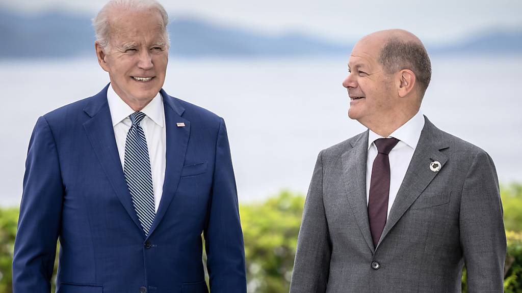 ARCHIV - US-Präsident Joe Biden und der deutsche Bundeskanzler Olaf Scholz (r). Foto: Michael Kappeler/dpa