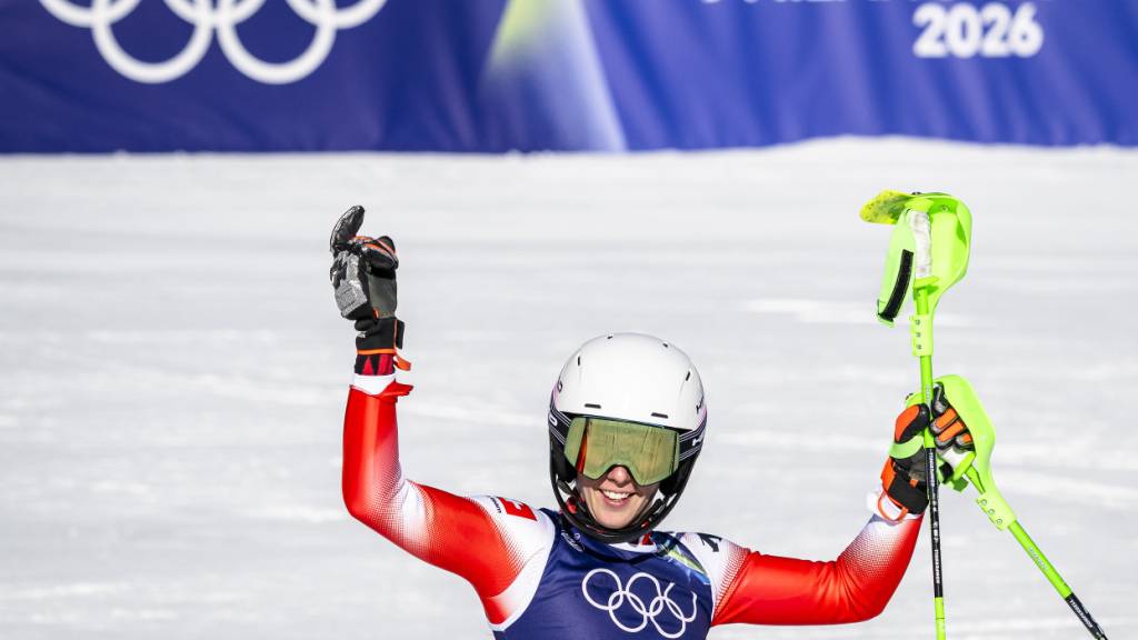 Camille Rast freut sich über ihre erste Medaille an Olympischen Spielen