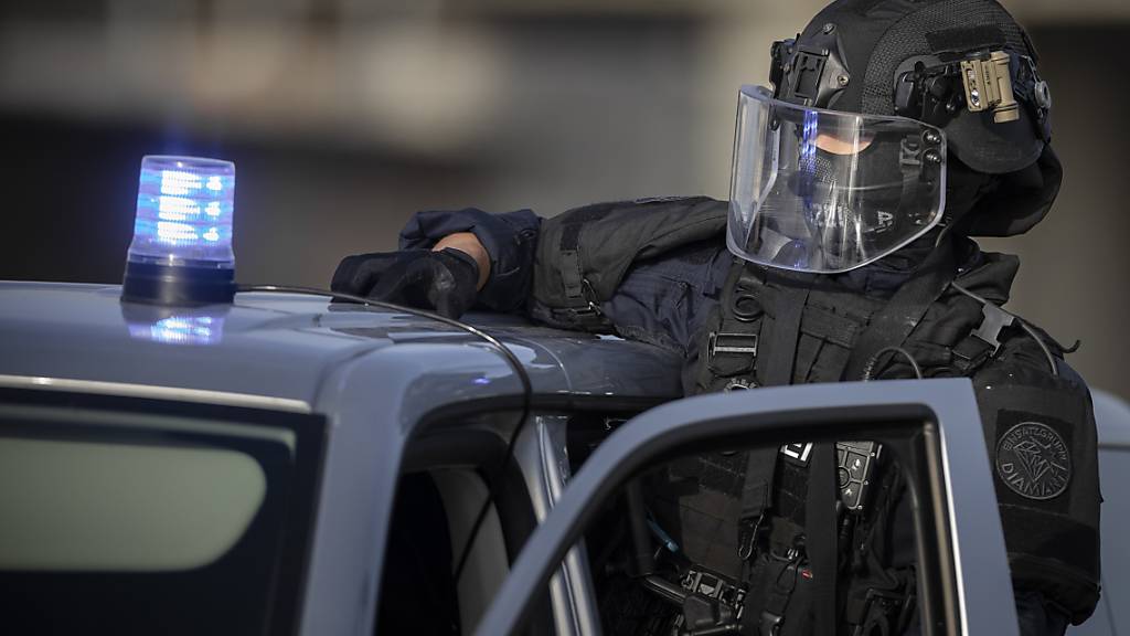 Die FDP kritisiert die Entschädigungen für ausserkantonale Polizeieinsätze. Die seien viel zu tief angesetzt. So subventioniere der Kanton Zürich Anlässe in anderen Kantonen. (Symbolbild)