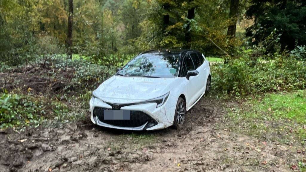 Bei diesem, im Waldboden festgefahrenen Auto in Nuglar SO, nahm die Polizei am Sonntagmorgen einen 39-jährigen Litauer fest.