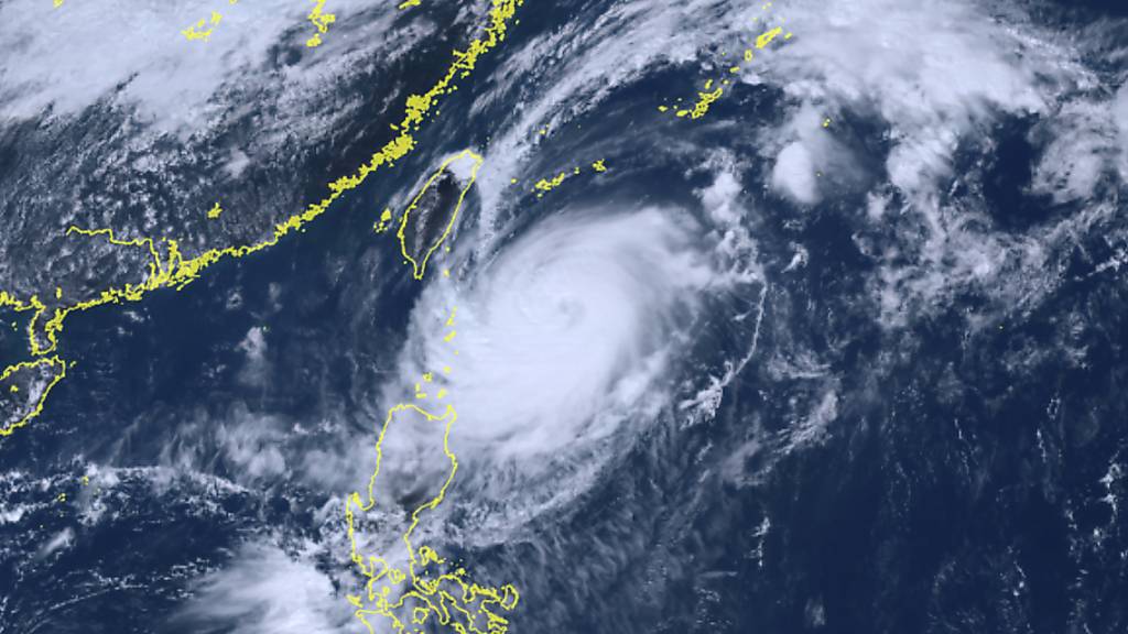 HANDOUT - Dieses vom japanischen Wettersatelliten Himawari-8 aufgenommene und vom National Institute of Information and Communications Technology (NICT) zur Verfügung gestellte Satellitenbild zeigt den Taifun «Koinu» (M), der sich Taiwan nähert. Foto: Uncredited/Courtesy of National Institute of Information and Communications Technology (NICT)/AP/dpa - ACHTUNG: Nur zur redaktionellen Verwendung und nur mit vollständiger Nennung des vorstehenden Credits