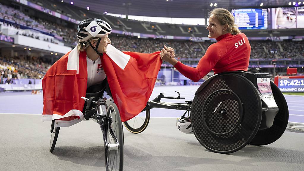 Zwei glückliche Schweizer Para-Leichtathletinnen: die «silberne» Manuela Schär (li.) und die Gold-Lady Catherine Debrunner