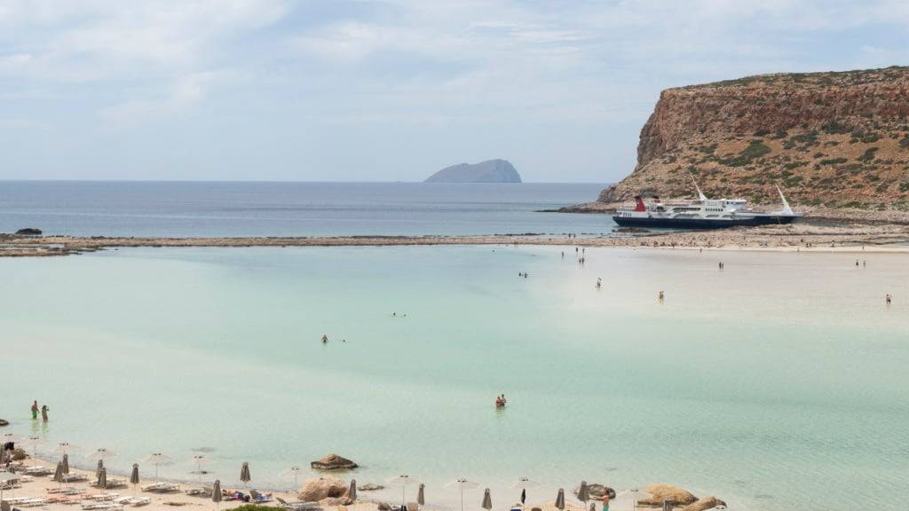 ARCHIV - Teilansicht des Strandes von Balos und seiner Lagune im nordöstlichen Teil der Insel Kreta. Foto: Socrates Baltagiannis/dpa
