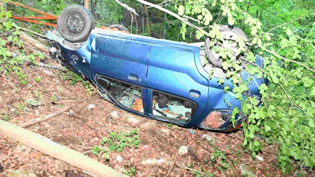 Autofahrer stürzt in Weite SG 20 Meter einen Abhang hinab