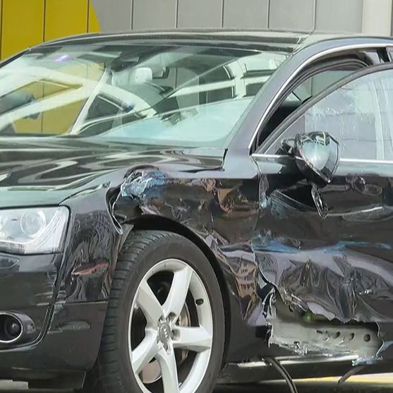 Zwei Personen bei Kollision von Audi und Tram auf Schaffhauserstrasse verletzt