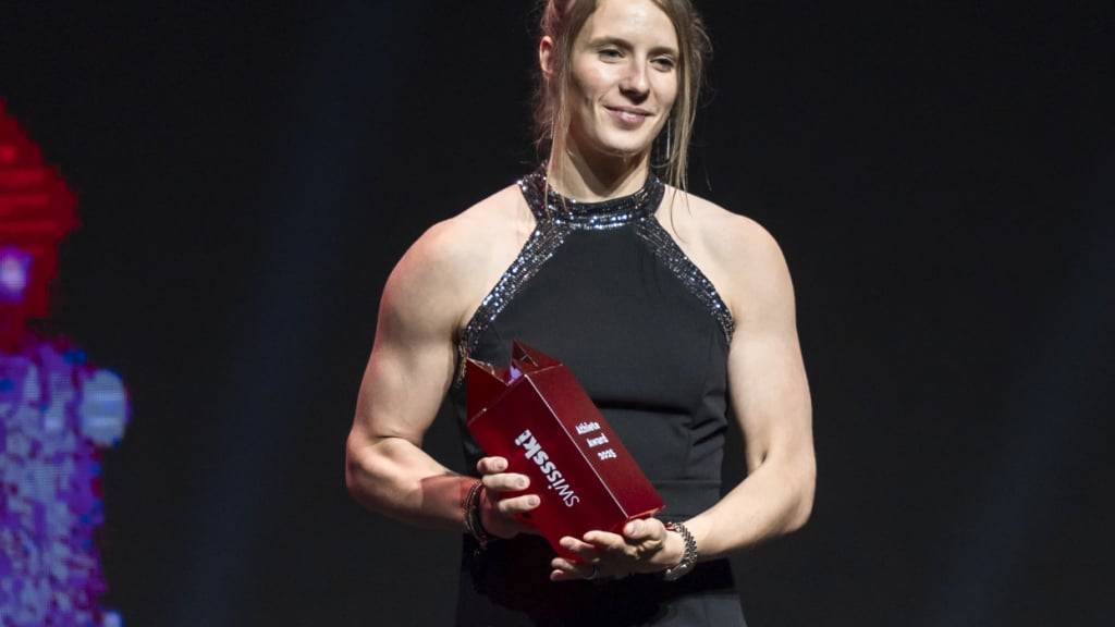 Camille Rast posiert mit dem Award an der Swiss-Ski Night in Zürich