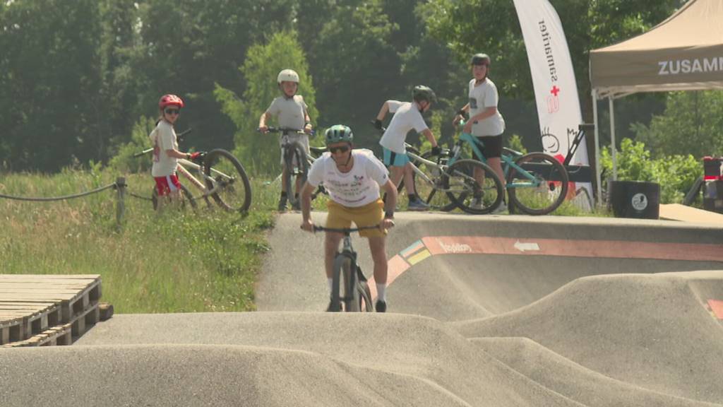 Prominente setzen Zeichen am «Bike4Kids»