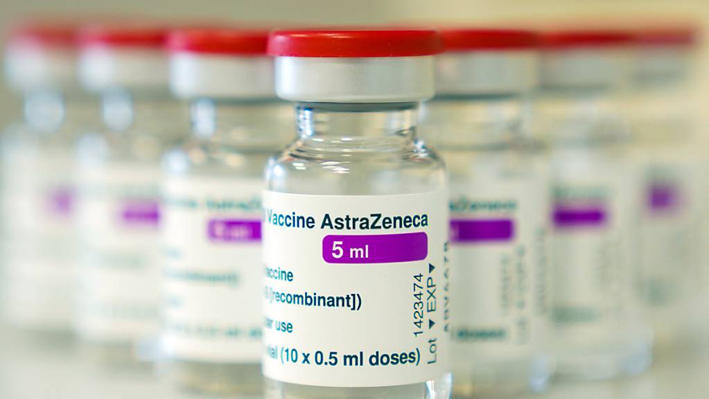 Ampullen mit dem Covid-19 Impfstoff des schwedisch-britischen Pharmakonzerns AstraZeneca. (Archiv)