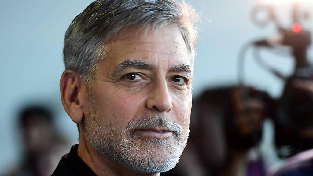 George Clooney, Schauspieler aus den USA, kommt zur Premiere des Films «Catch-22 - Der böse Trick» im GUE Cinema Westfield. Gemeinsam mit weiteren Starts wie Don Cheadle, Kerry Washington, Mindy Kaling und Eva Longoria ist er an einem Schulprojekt in Los Angeles beteiligt, das Minderheiten leichteren Zugang zur Filmindustrie ermöglichen soll.
