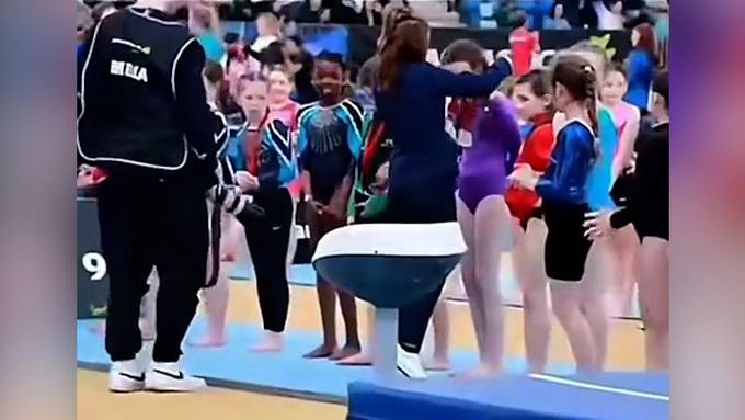 Rassismusvorwurf bei Kinderturnen: schwarzes Mädchen bekommt keine Medaille