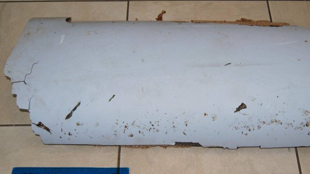 Eines der Teile, die ein Teenager in Mosambik gefunden hat: Laut Analysen dürfte es tatsächlich vom verschollenen Flug MH370 stammen. (Archivbild)