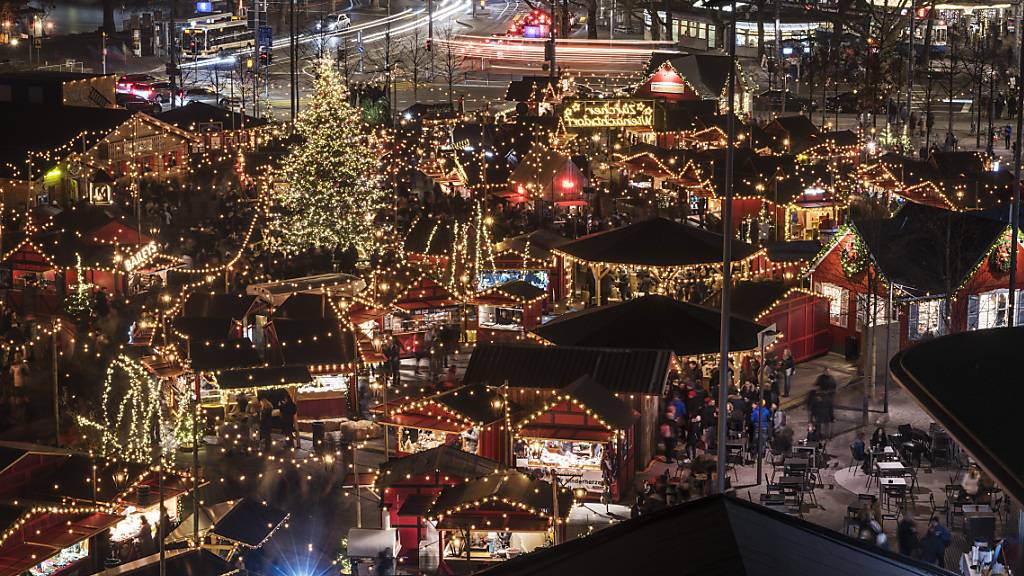 Das Zürcher Wienachtsdorf auf dem Sechseläutenplatz wird mindestens noch 2024 und 2025 durchgeführt. Erst danach schreibt die Stadt den Anlass neu aus. (Archivbild)