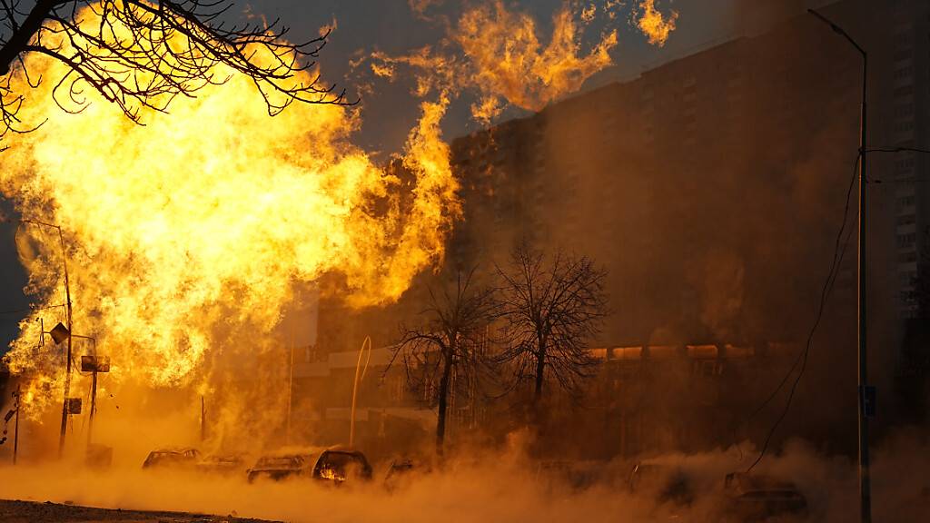 dpatopbilder - Flammen und Rauch steigen nach einem russischen Angriff auf. Die ukrainische Hauptstadt Kiew ist Ziel eines schweren russischen Raketenangriffs geworden. Foto: Efrem Lukatsky/AP/dpa