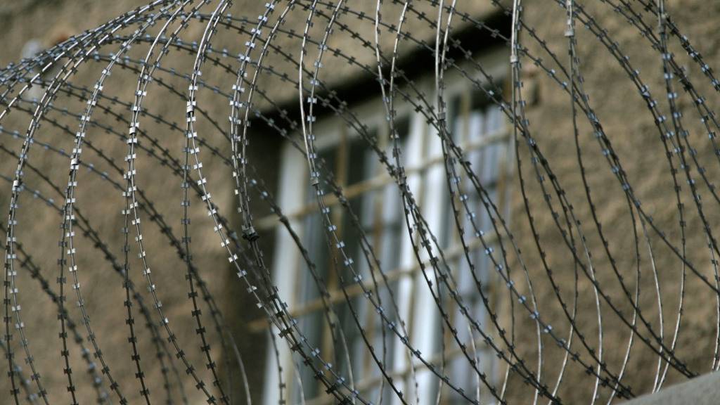 Eine Gefängniswärterin soll für die Rockergruppierung Hells Angels unter anderem Handys in die Justizanstalt Feldkirch (A) geschmuggelt haben. (Symbolbild)